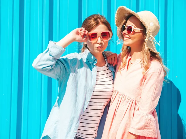 Dois Jovens Bonita Sorridente Hipster Fêmea Moda Roupas Verão Dress — Fotografia de Stock