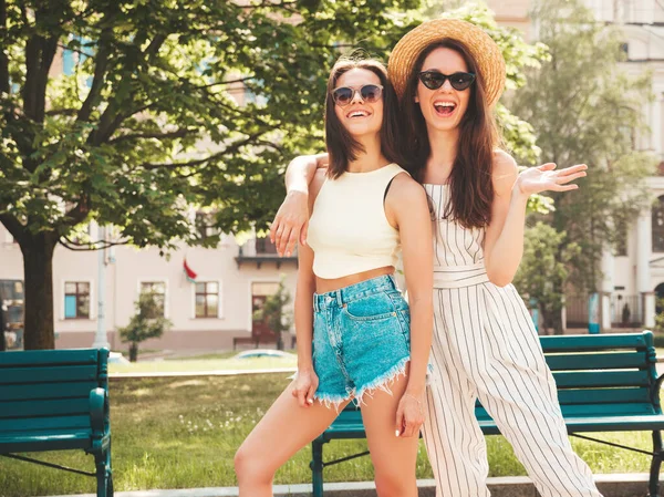 Duas Jovens Bonitas Mulheres Hipster Sorridentes Roupas Verão Moda Sexy — Fotografia de Stock