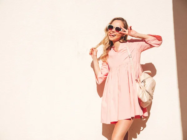 Jovem Bela Mulher Hipster Sorridente Vestido Rosa Verão Moda Mulher — Fotografia de Stock