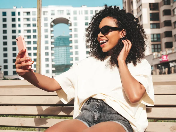 Belle Femme Noire Avec Des Boucles Afro Coiffure Modèle Hipster — Photo