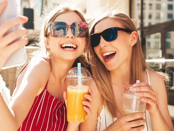 Twee Jonge Mooie Glimlachende Hippe Teefjes Trendy Zomerkleding Zorgeloze Vrouwen — Stockfoto