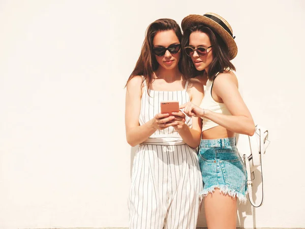 Duas Jovens Bonitas Sorridentes Hipster Fêmea Roupas Verão Moda Jeans — Fotografia de Stock