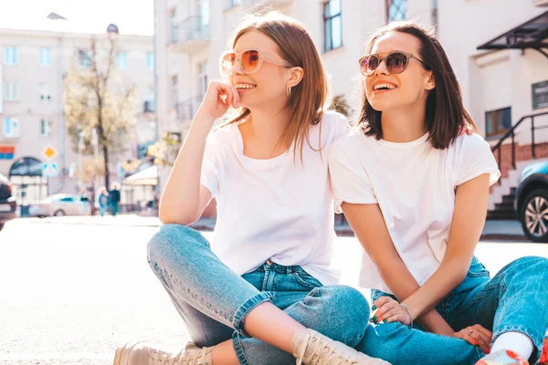 Twee Jonge Mooie Glimlachende Hippe Teefjes Trendy Zomerse Witte Shirt — Stockfoto