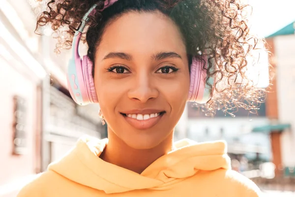 Bella Donna Nera Con Riccioli Afro Acconciatura Modello Sorridente Felpa — Foto Stock