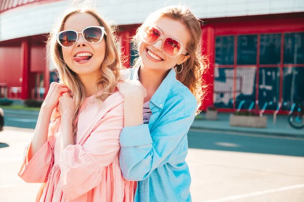 Twee Jonge Mooie Glimlachende Hippe Teefjes Hippe Zomerkleding Jurken Sexy — Stockfoto