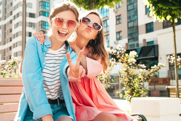 Dos Jóvenes Hermosas Hembras Hipster Sonrientes Ropa Verano Moda Vestido —  Fotos de Stock