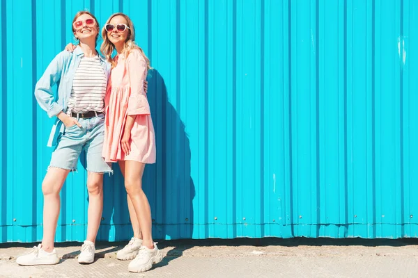 Dos Jóvenes Hermosas Sonrientes Hipster Hembra Ropa Verano Moda Dress — Foto de Stock