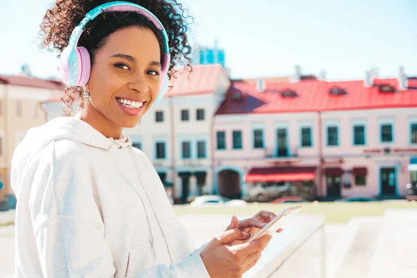 Bella Donna Nera Con Riccioli Afro Acconciatura Modello Sorridente Con — Foto Stock