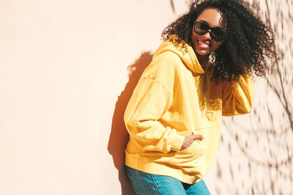 Hermosa Mujer Negra Con Peinado Afro Rizos Modelo Hipster Sonriente — Foto de Stock