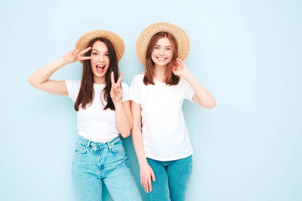 Duas Mulheres Jovens Bonitas Hipster Sorridente Moda Verão Shirt Branca — Fotografia de Stock