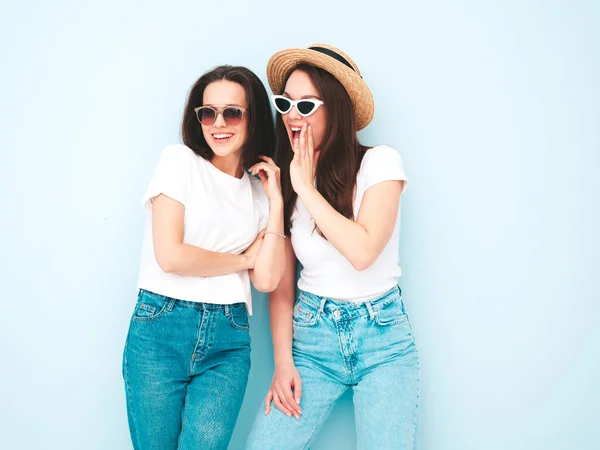 两个年轻美丽的嬉皮士女 穿着时髦的夏季白衬衫和牛仔裤衣服 性感无忧无虑的女人 穿着浅蓝色的墙壁 穿着校服 快乐而快乐 — 图库照片