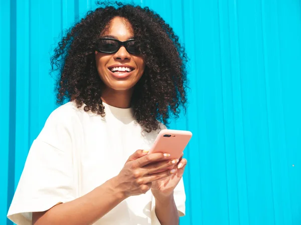 Bella Donna Nera Con Riccioli Afro Acconciatura Modello Hipster Sorridente — Foto Stock