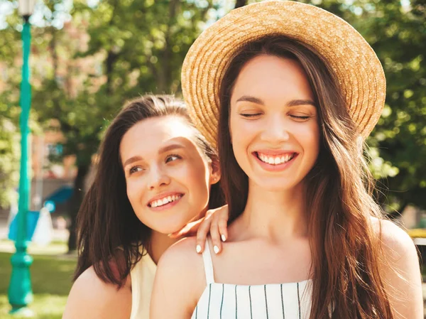 Zwei Junge Schöne Lächelnde Hipsterinnen Trendigen Sommerkleidern Sexy Unbeschwerte Frauen — Stockfoto