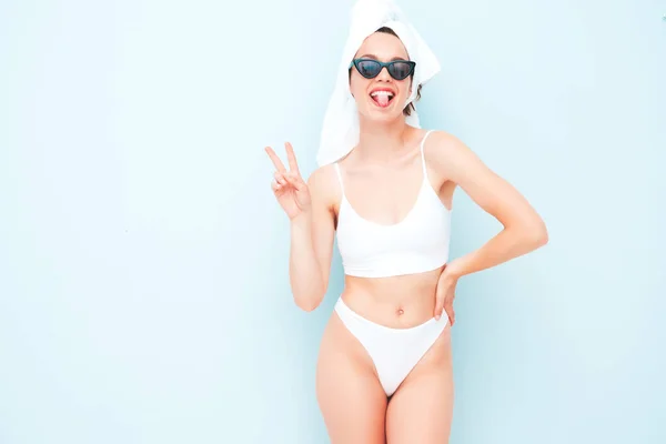 Joven Hermosa Mujer Sonriente Lencería Blanca Sexy Modelo Sin Preocupaciones —  Fotos de Stock