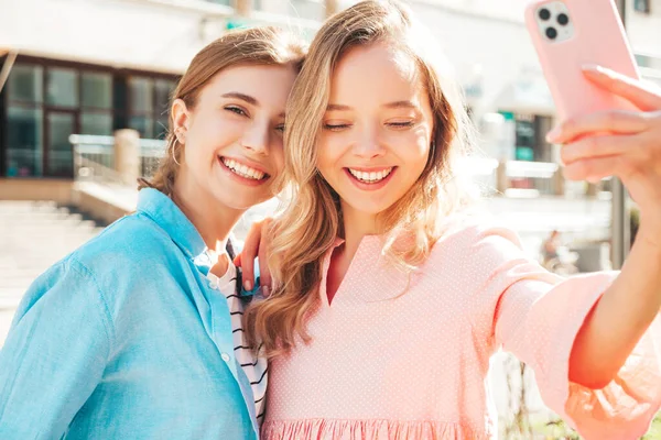 Dvě Mladé Krásné Usmívající Hipster Žena Módní Letní Oblečení Šaty — Stock fotografie
