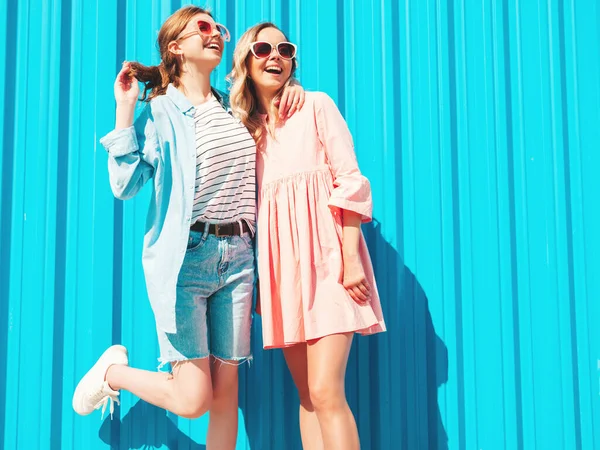 Zwei Junge Schöne Lächelnde Hipsterinnen Trendigen Sommerkleidern Und Kleidern Sexy — Stockfoto
