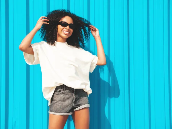 Όμορφη Μαύρη Γυναίκα Αφρο Μπούκλες Χτένισμα Smiling Hipster Μοντέλο Λευκό — Φωτογραφία Αρχείου