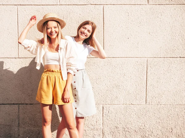 Dwie Młode Piękne Uśmiechnięte Hipsterki Modnych Letnich Ubraniach Sexy Beztroskie — Zdjęcie stockowe