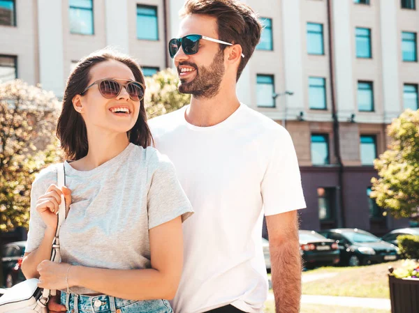 Retrato Una Hermosa Mujer Sonriente Guapo Novio Mujer Con Ropa —  Fotos de Stock