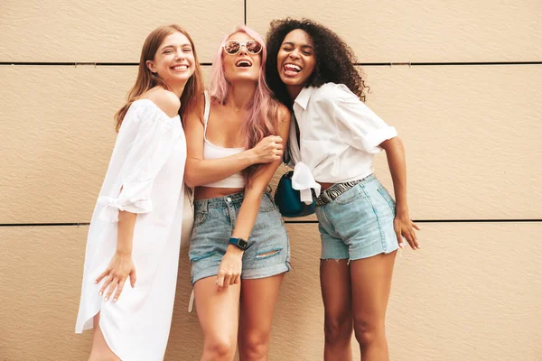 Tres Jóvenes Hermosas Hembras Hipster Sonrientes Ropa Verano Moda Sexy — Foto de Stock