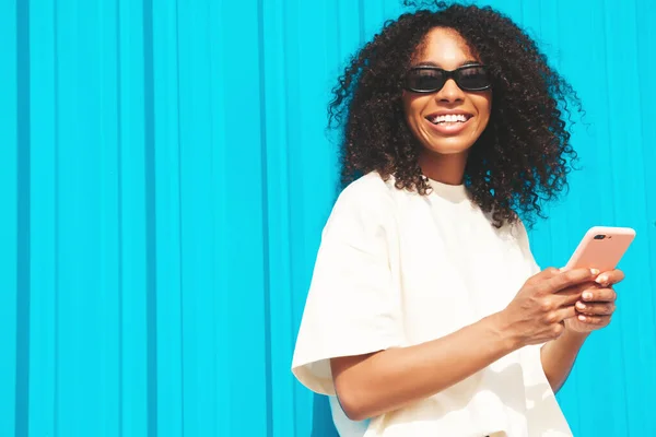 Belle Femme Noire Avec Des Boucles Afro Coiffure Modèle Hipster — Photo