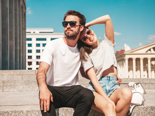 Retrato Una Hermosa Mujer Sonriente Guapo Novio Mujer Con Ropa —  Fotos de Stock