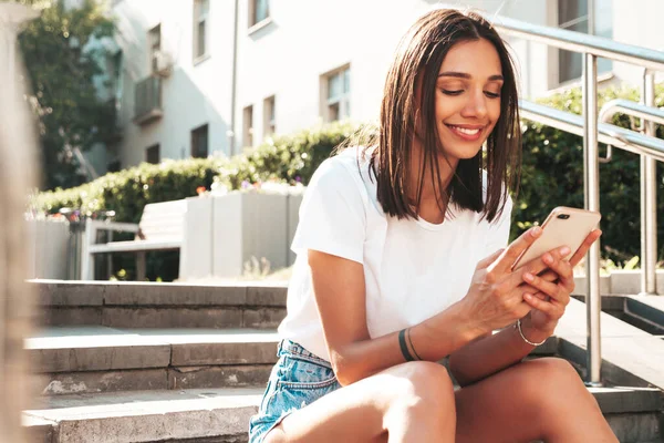 Ritratto Giovane Bella Donna Hipster Sorridente Pantaloncini Alla Moda Jeans — Foto Stock