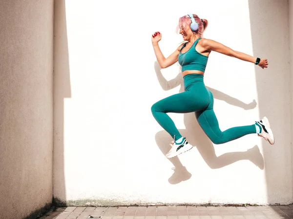 Mulher Sorridente Fitness Roupas Esportivas Verdes Com Cabelo Rosa Jovem — Fotografia de Stock