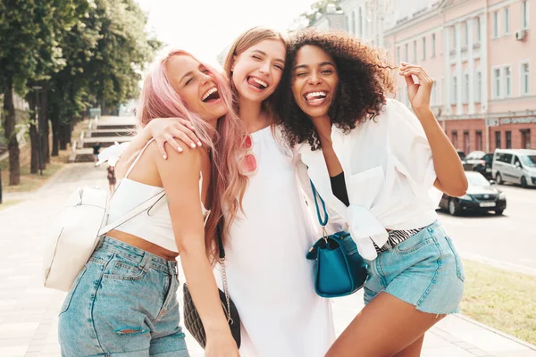 三个年轻美丽的嬉皮士女 穿着时髦的夏装 性感无忧无虑的多种族女人在街上摆姿势 戴着太阳镜开心的正面模特 快乐而快乐 — 图库照片