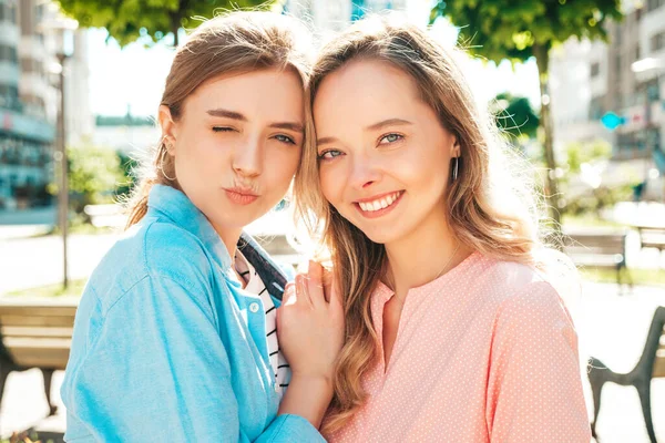 Două Tinere Frumoase Hipster Zâmbitor Femeie Haine Vară Modă Rochi — Fotografie, imagine de stoc