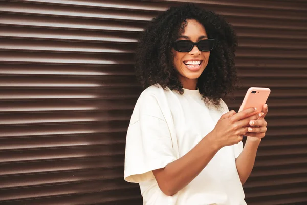 Belle Femme Noire Avec Des Boucles Afro Coiffure Modèle Hipster — Photo