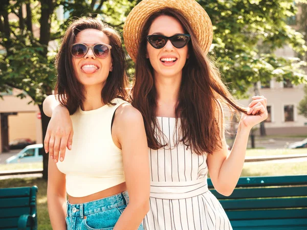 Две Молодые Красивые Улыбчивые Женщины Хипстеры Трикотажных Летних Одеждах Положительные — стоковое фото