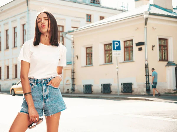 Porträtt Ung Vacker Leende Hipster Kvinna Trendiga Sommar Jeans Shorts — Stockfoto