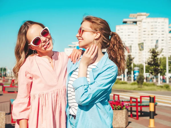 Duas Jovens Bonita Sorridente Hipster Fêmea Moda Roupas Verão Dress — Fotografia de Stock