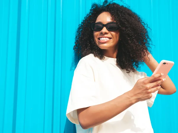 Belle Femme Noire Avec Des Boucles Afro Coiffure Modèle Hipster — Photo