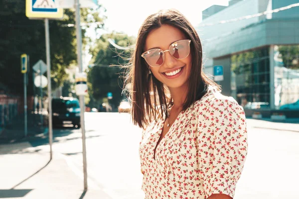 Ung Vacker Leende Hipster Kvinna Trendig Sommar Klänning Sexig Bekymmerslös — Stockfoto