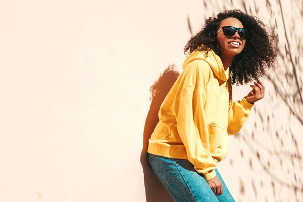 Mulher Preta Bonita Com Afro Cachos Penteado Modelo Hipster Sorridente — Fotografia de Stock