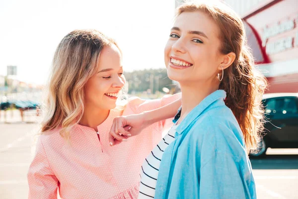 Dwie Młode Piękne Uśmiechnięte Hipsterki Modnych Letnich Ciuchach Sukienkach Seksowne — Zdjęcie stockowe