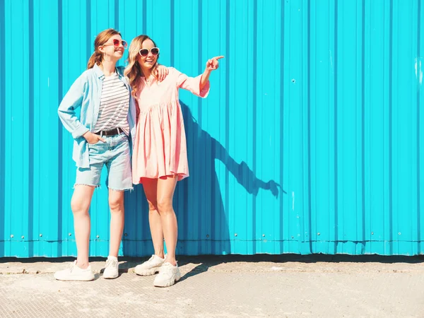 Dos Jóvenes Hermosas Hembra Hipster Sonriente Ropa Verano Moda Dress — Foto de Stock