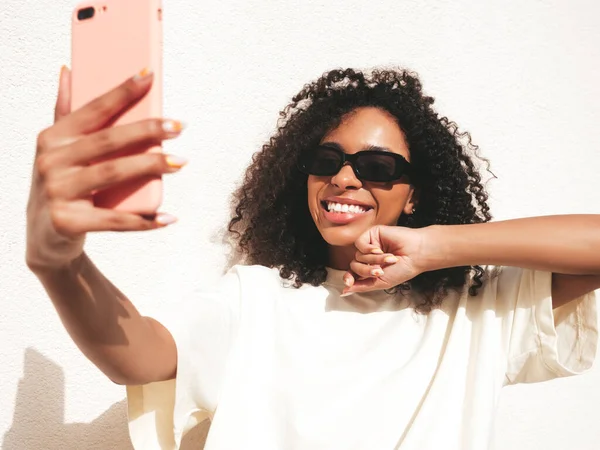 Όμορφη Μαύρη Γυναίκα Αφρο Μπούκλες Χτένισμα Smiling Hipster Μοντέλο Λευκό — Φωτογραφία Αρχείου