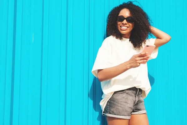 Mulher Preta Bonita Com Afro Cachos Penteado Modelo Hipster Sorridente — Fotografia de Stock