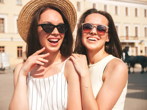 Two Young Beautiful Smiling Hipster Female Trendy Summer Clothes Sexy — Stock Photo, Image