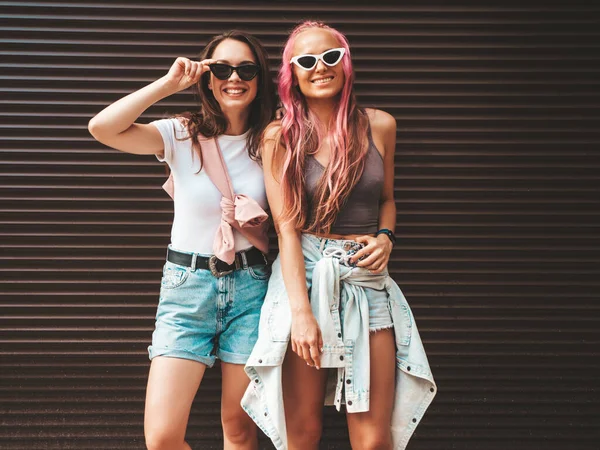 Dos Jóvenes Hermosas Hembras Hipster Sonrientes Ropa Verano Moda Sexy — Foto de Stock