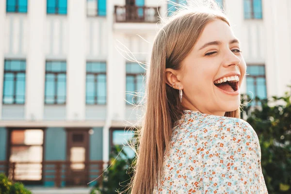 Joven Hermosa Mujer Hipster Sonriente Vestido Verano Moda Mujer Despreocupada — Foto de Stock