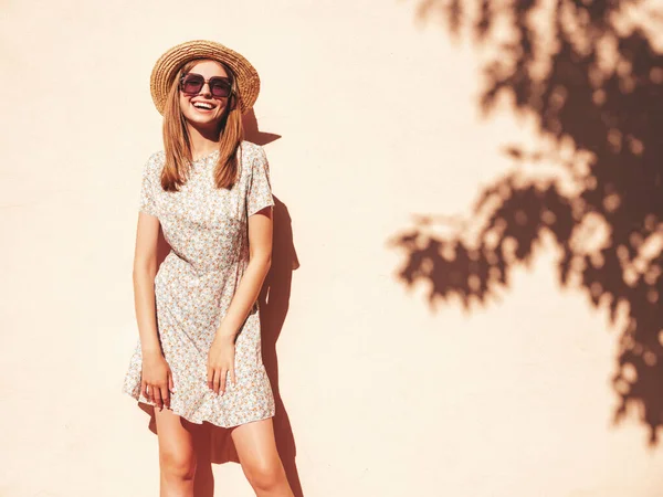 Jovem Bela Mulher Hipster Sorridente Moda Verão Vestido Verão Mulher — Fotografia de Stock