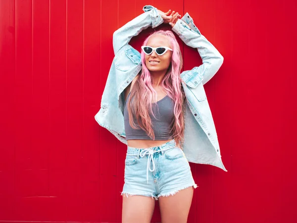Junge Schöne Lächelnde Hipsterfrau Trendigen Sommer Jeans Shorts Mit Pinkfarbener — Stockfoto