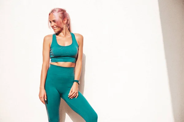 Fitness Usmívající Žena Zeleném Sportovním Oblečení Růžovými Vlasy Mladá Krásná — Stock fotografie