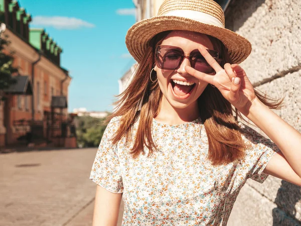 Junge Schöne Lächelnde Hipsterfrau Trendigen Sommerkleid Sexy Unbeschwerte Frau Posiert — Stockfoto
