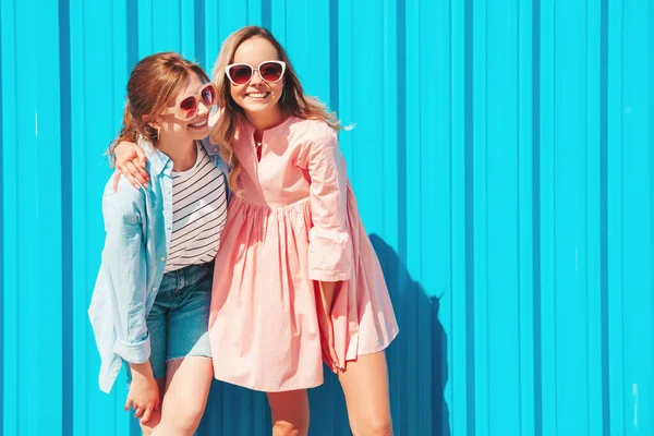 Дві Молоді Красиві Усміхнені Хіпстерки Модному Літньому Одязі Сукні Сексуальні — стокове фото