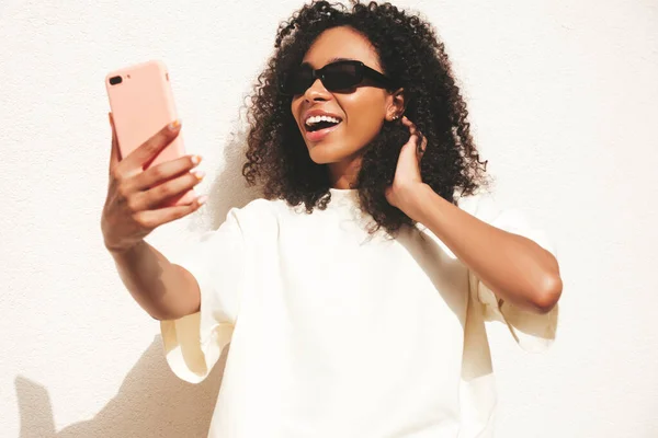 Bella Donna Nera Con Riccioli Afro Acconciatura Modello Hipster Sorridente — Foto Stock